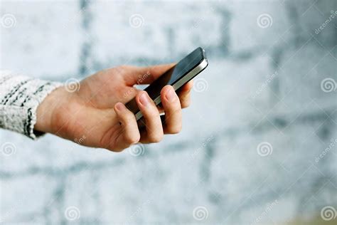 Immagine di uno smartphone che mostra un'app di analisi della simmetria facciale