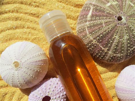 Composizione di ingredienti naturali per olio abbronzante