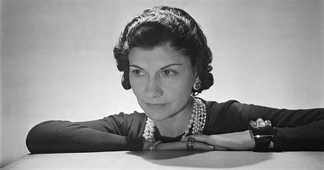 Fotografia storica di Coco Chanel con un leggero abbronzatura, simbolo dell'inizio di una nuova tendenza.