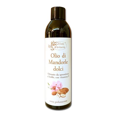 Goccia di olio di mandorle dolci che cade su una mano