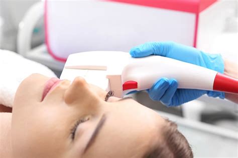 Dettaglio di un laser dermatologico in azione