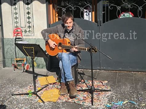 Giovane artista di strada con chitarra