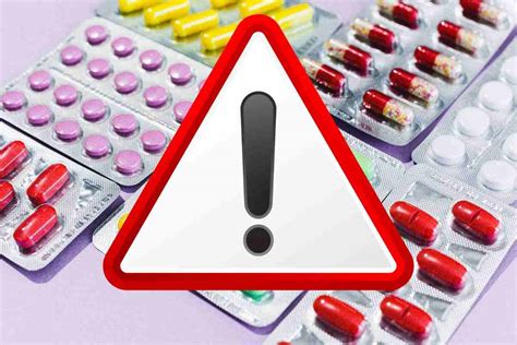 Simbolo di avvertenza per farmaci con potenziali effetti collaterali