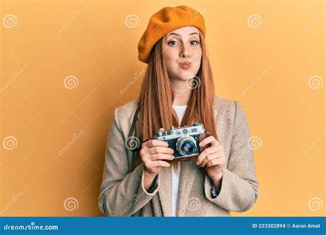 ragazza che gonfia le guance