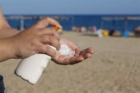 Persone che applicano crema solare sulla spiaggia