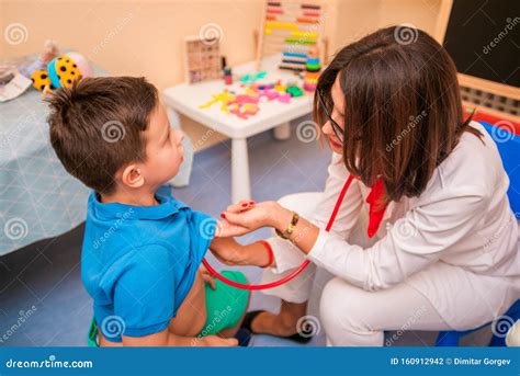 Dottore che visita un bambino