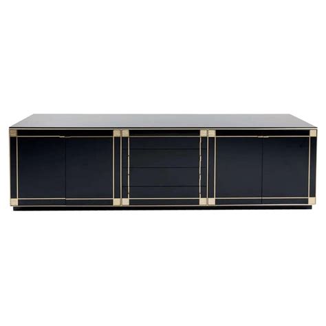 Immagine stilizzata di una credenza Roche Bobois in un ambiente elegante