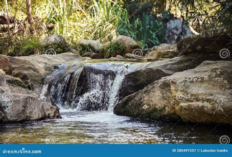 Una cascata di acqua che scorre su una superficie liscia