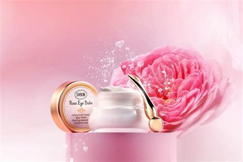 Immagine di un barattolo di scrub viso Sabon con petali di rosa