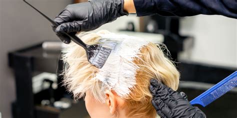 Diagramma che mostra il processo di decolorazione dei capelli