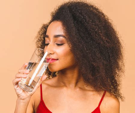 Donne che bevono acqua per mantenersi idratate