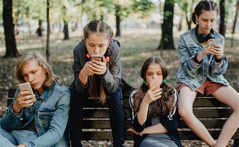Adolescenti che guardano smartphone