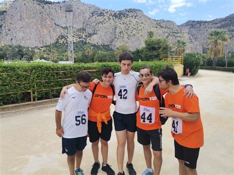 Ragazzi che partecipano a una challenge positiva