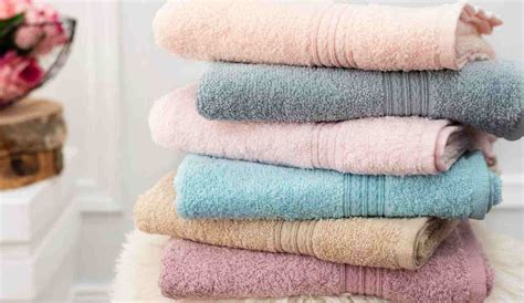 persone che condividono asciugamani