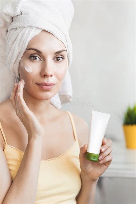 Donna che applica crema viso anti-age