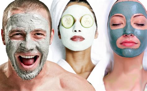 Uomo e donna che applicano maschere viso fai-da-te