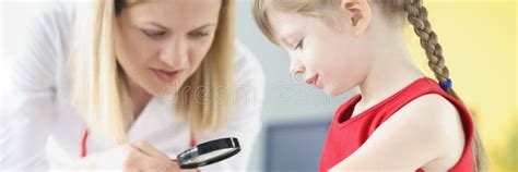 Professionista che esamina una lesione cutanea con una lente d'ingrandimento