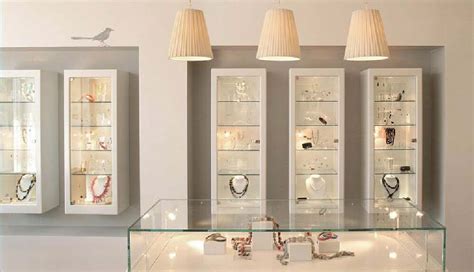 Gioielli artigianali in una vetrina