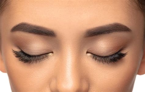 Collage di immagini: parrucca, foulard, make-up per sopracciglia