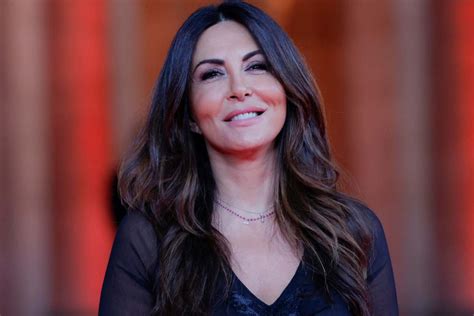 primo piano di sabrina ferilli con zigomi accentuati