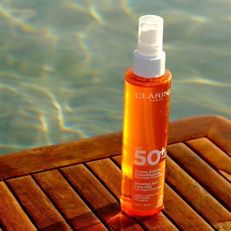 persona che applica protezione solare spray su braccio