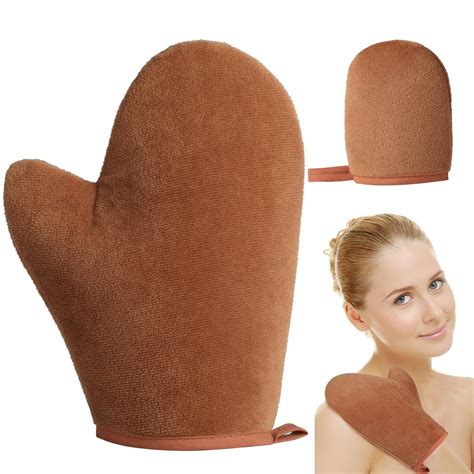 Mani con guanto applicando autoabbronzante