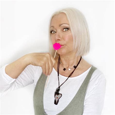 Diagramma che illustra le cause del codice a barre: invecchiamento, fumo, sole