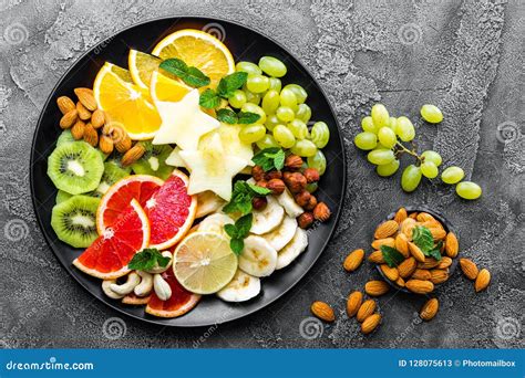 Immagine di un piatto colorato con frutta e verdura fresca