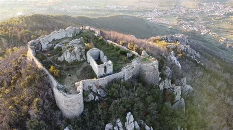 Panoramica della Rocca della Verruca con i Monti Pisani sullo sfondo