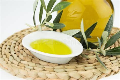Ciotola con olio d'oliva e ingredienti per maschera capelli