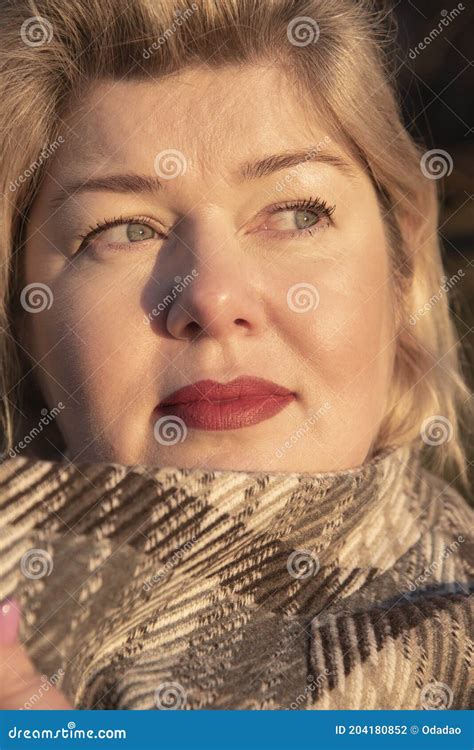 Donna con capelli biondi illuminati dal sole