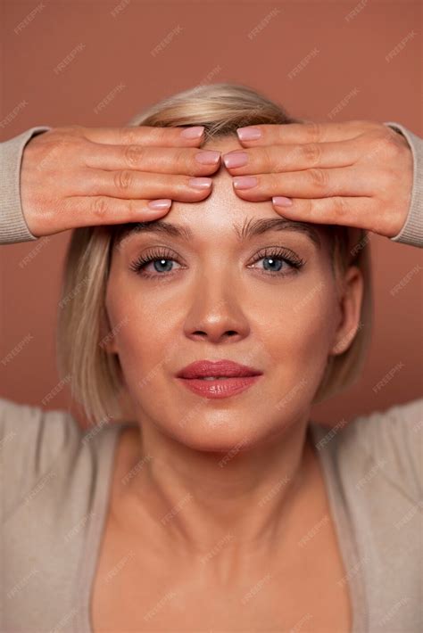 Donna che pratica yoga facciale