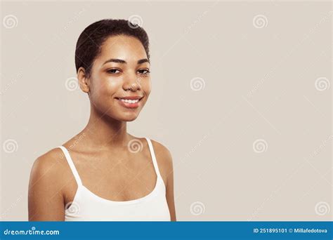 Donna con pelle luminosa che sorride all'esterno