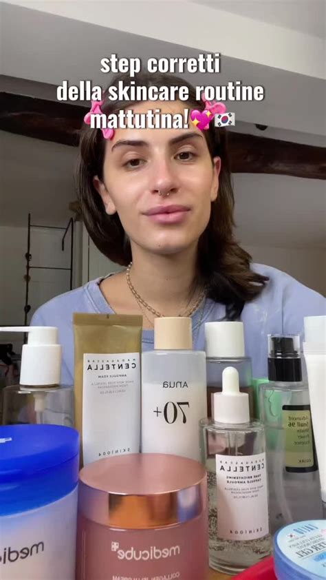 Routine skincare mattutina con diversi prodotti