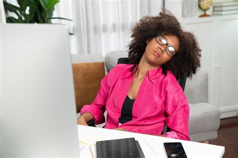 Donna che indossa un abito etnico colorato con motivi geometrici