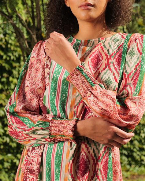 Esempio di abito etnico ispirato all'Op Art