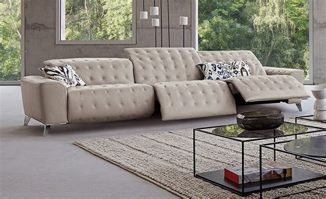 Dettaglio di un pouf in pelle coordinato con un divano Roche Bobois