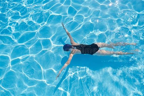 Persona che nuota in una piscina interna