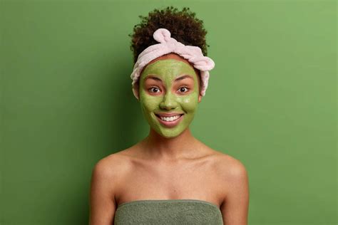 Immagine di una maschera all'argilla verde applicata su un viso