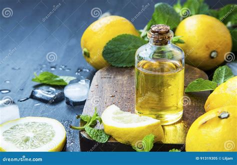 bottiglia di olio essenziale di limone con fette di limone