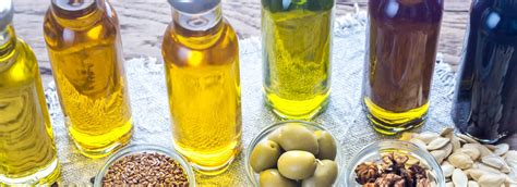 flaconi di vari oli vegetali