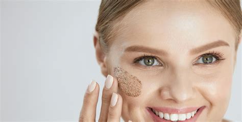 Illustration des différents types de gommages : mécanique avec grains et chimique avec acides