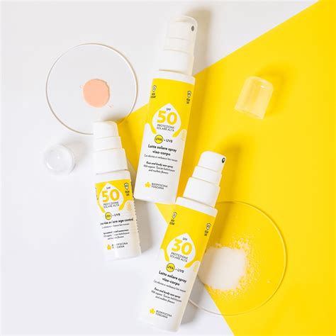 Applicazione spray solare sul viso