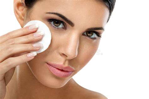 Donna che si strucca il viso con delicatezza