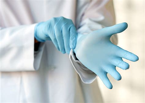 Mani con guanti protettivi durante le pulizie