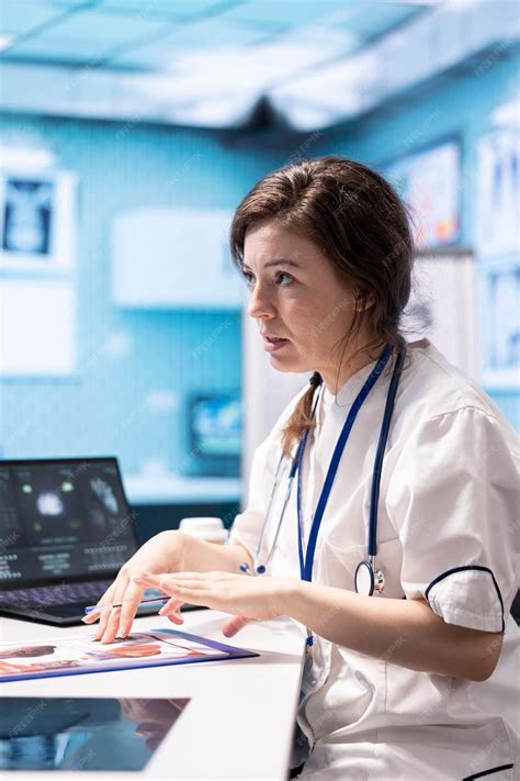 professionista sanitario che visita un paziente