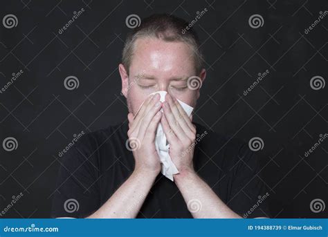 sfregamento naso con fazzoletto
