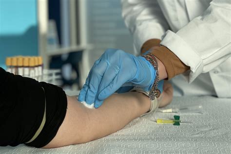 Illustrazione di un prelievo di sangue per analisi sierologica