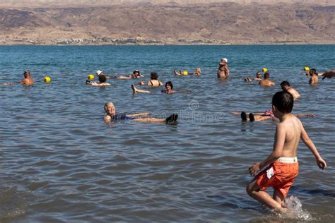 Panorama del Mar Morto con persone che galleggiano