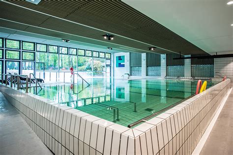 Edificio delle Terme di Porretta con sullo sfondo le montagne
